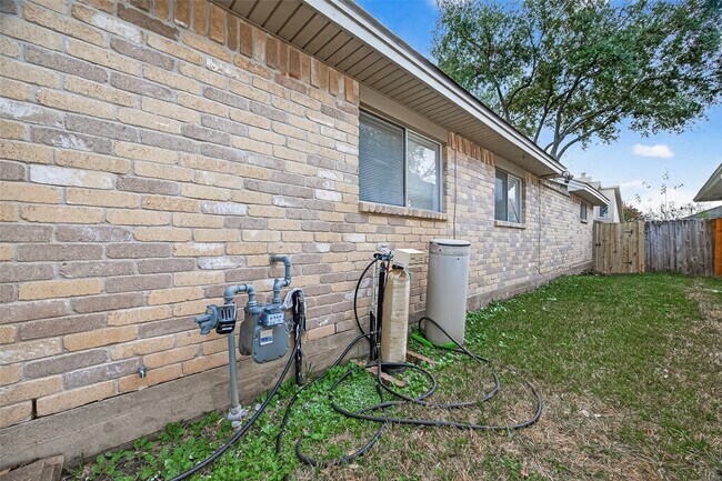 Building Photo - 3306 S Greenpark Dr