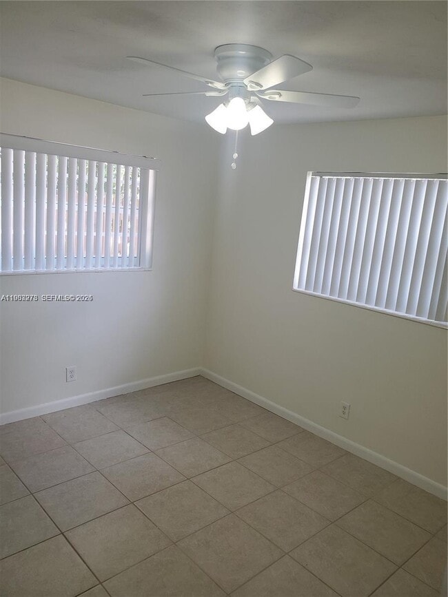 Building Photo - 831 SW 14th Ct