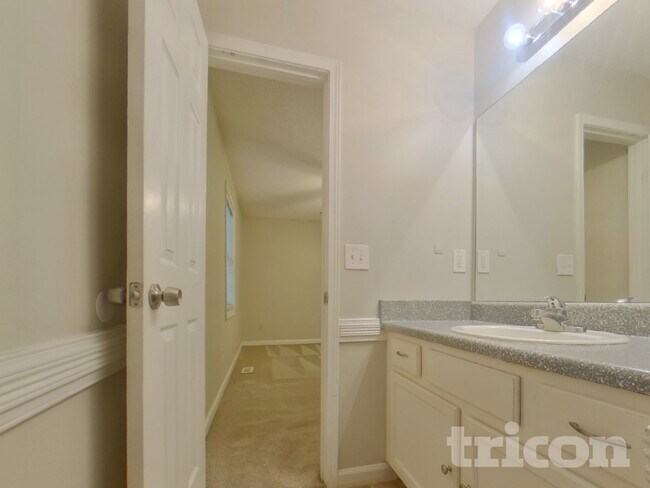 Building Photo - 238 Hampton Dr