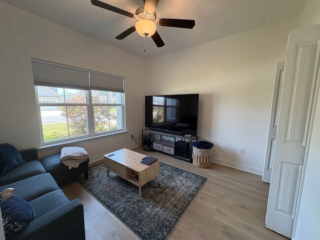 Building Photo - MOVE IN SPECIAL: $1000 OFF 1ST MONTH'S RENT!**