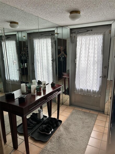 Building Photo - 3121 N Palm Aire Dr