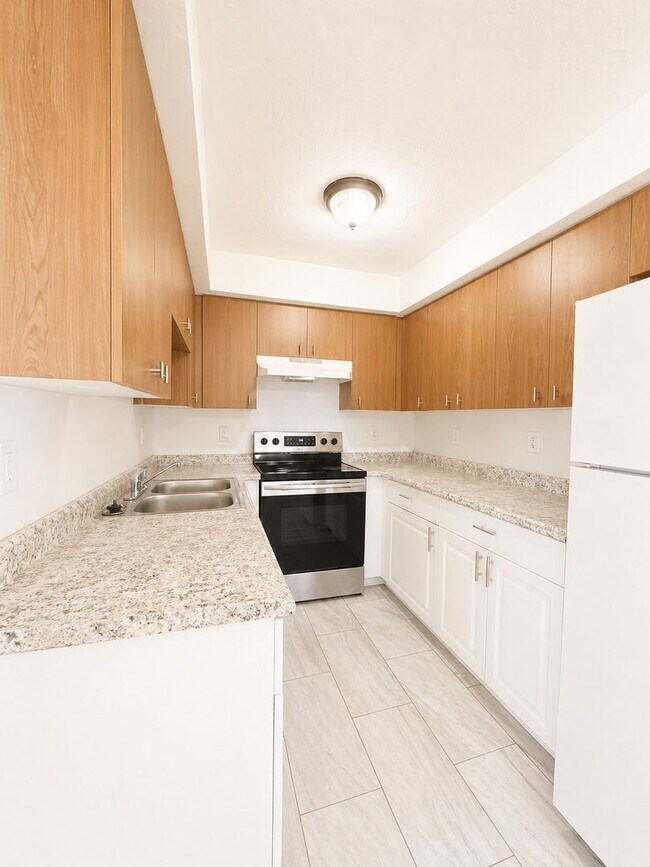 Building Photo - Newly Renovated 3/1 Single Family Home with Bonus room