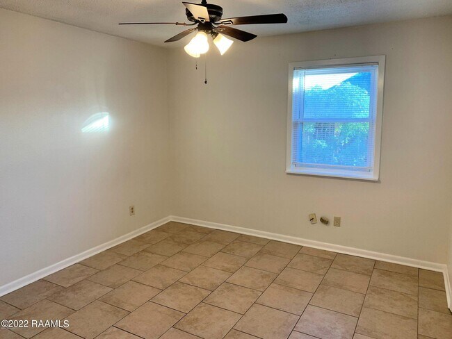 Building Photo - 220 Briarcliff Dr