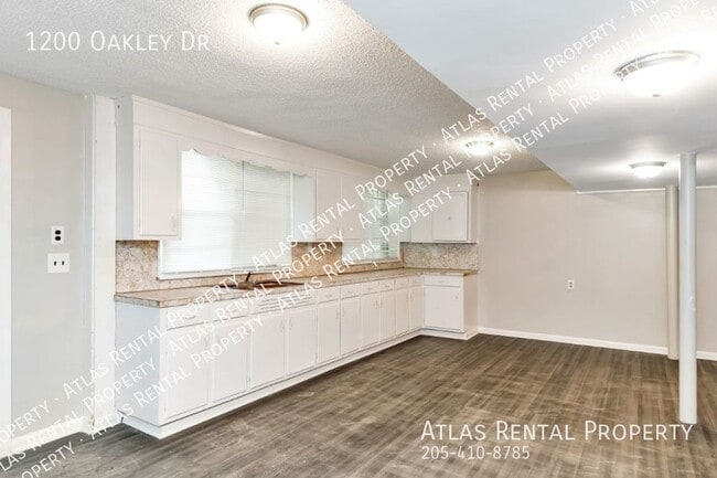 Building Photo - 1200 Oakley Dr