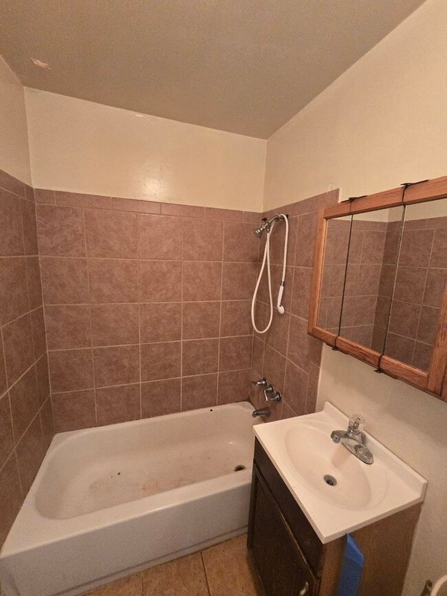 Building Photo - Cozy 3 bedroom single family home | one level | Section 8/EDEN welcome