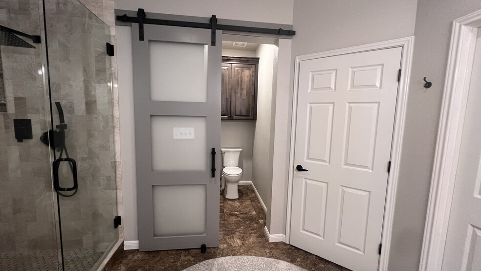 Master bath toilet area - 18439 Rogers Bend