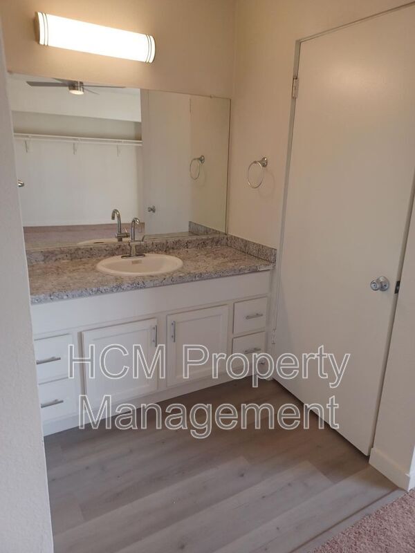 Building Photo - 10237 Fernglen Ave