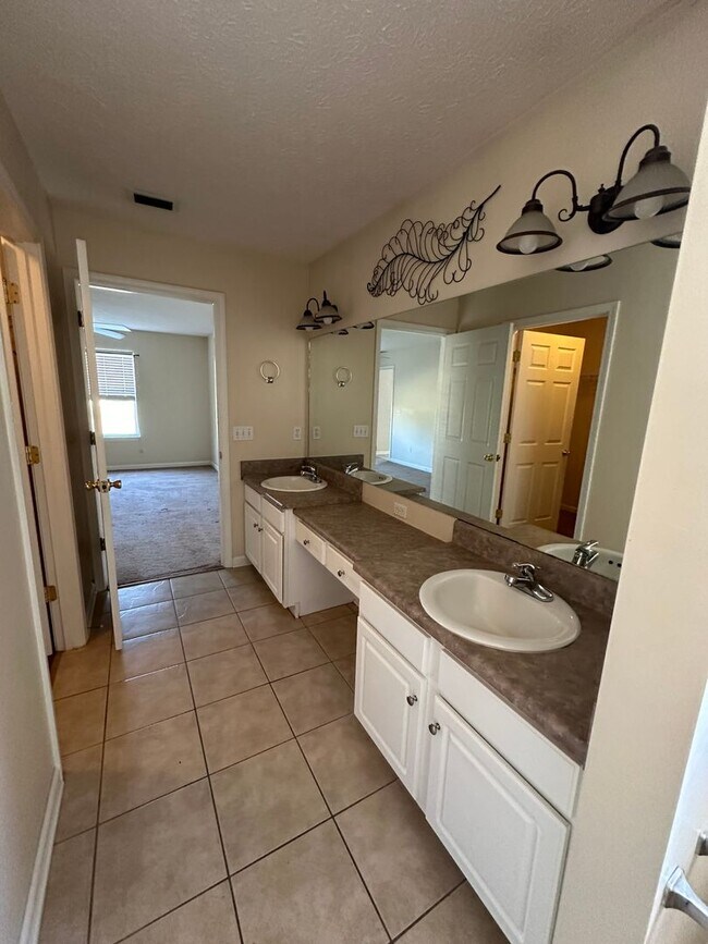 Building Photo - 3 Bed 2 Bath located in the Palm Cove Community!