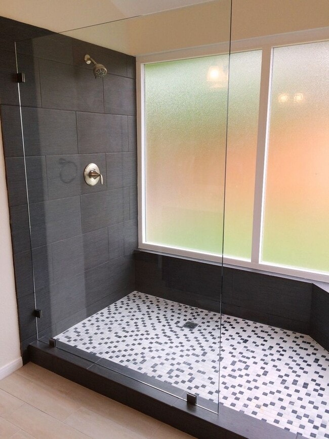 Building Photo - 4 Bedroom Townhouse - Ideal for Chapman St...