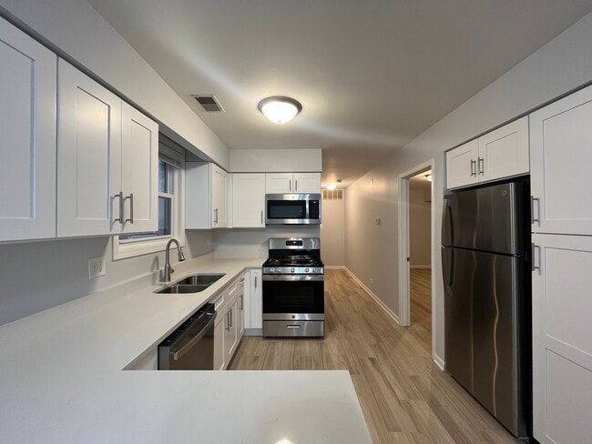 Building Photo - 449 W 37th St