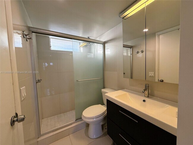Building Photo - 2859 Leonard Dr