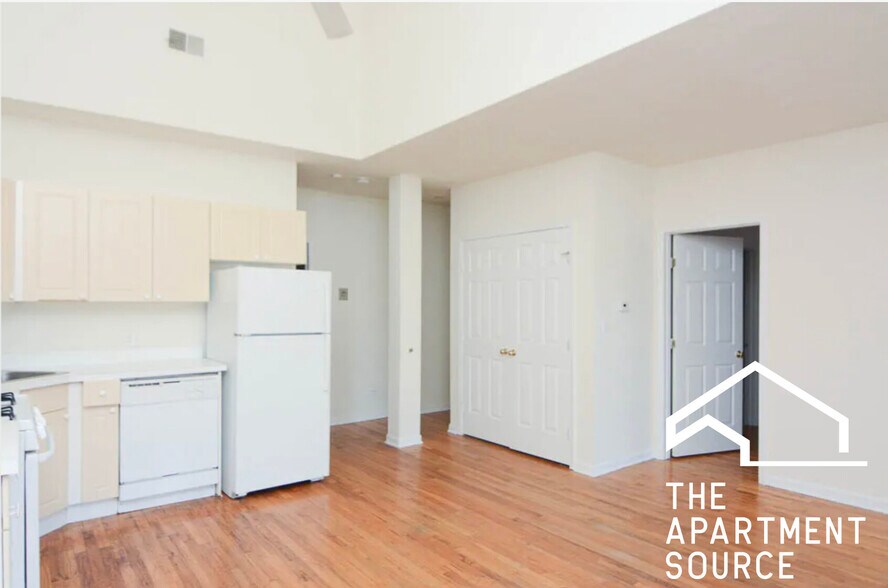 Building Photo - 923 W Dickens Ave