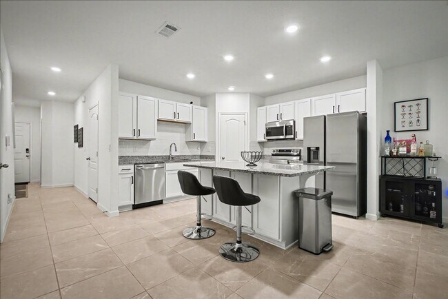 Building Photo - Refined Living at Its Finest | Renovated 3BR Townhome in Jacksonville