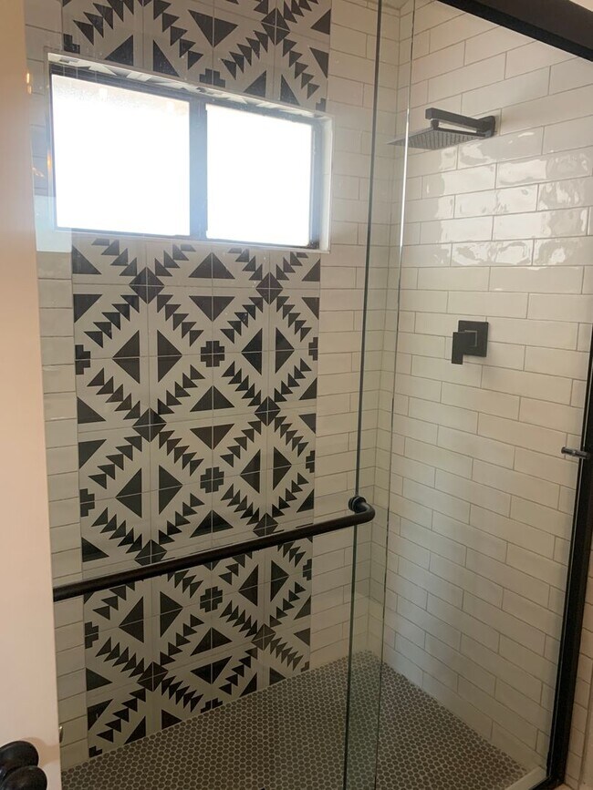 Building Photo - Beautiful Three Bedroom