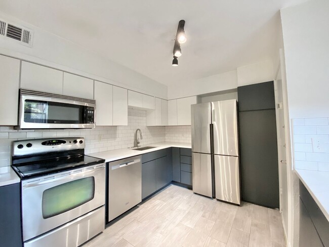 Building Photo - Recently Renovated 2 bed with Private Pati...