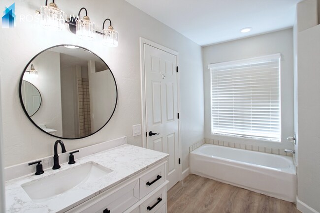 Building Photo - Stunning 2-beds, 2-baths Desert Retreat  in the highly desirable North Scottsdale area!