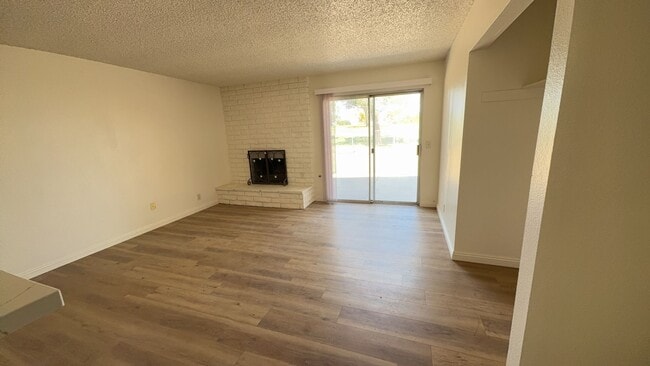Building Photo - 3 BEDROOM VICTORVILLE HOME