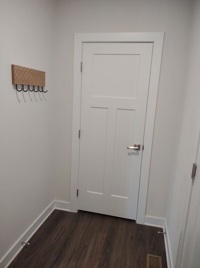 Building Photo - $300 OFF THE FIRST FULL MONTH's RENT!!! Su...