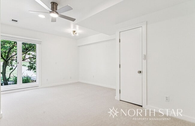 Building Photo - Newly renovated stunning lakefront home.