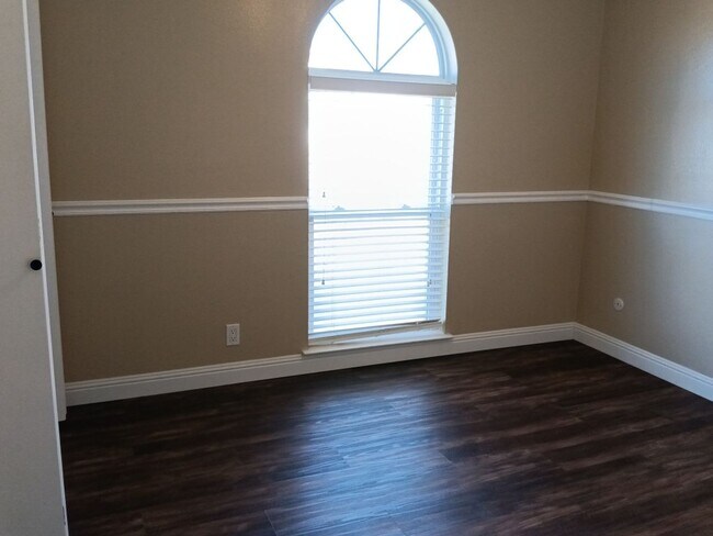 Building Photo - 3 Bedroom, 1.5 Bathroom Home! Schedule a Showing Today!