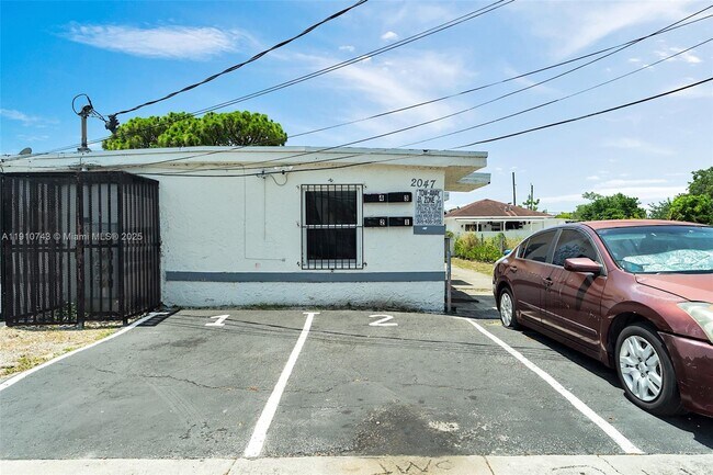 Building Photo - 2047 Lincoln Ave