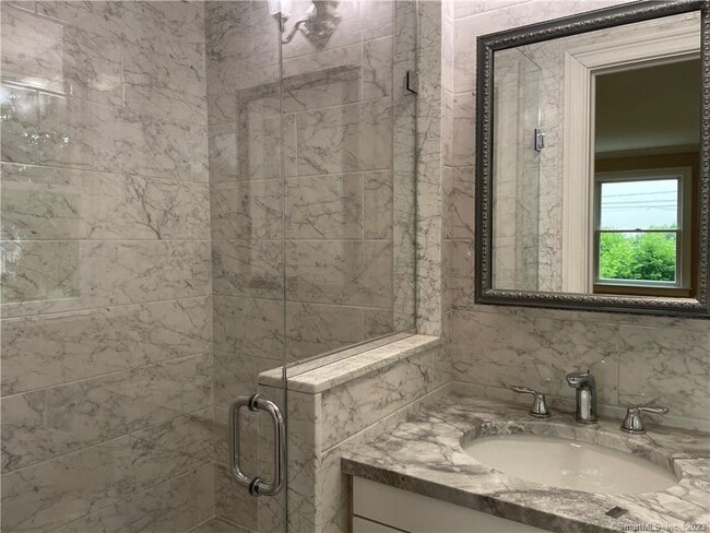 Building Photo - 98 Soundview Dr