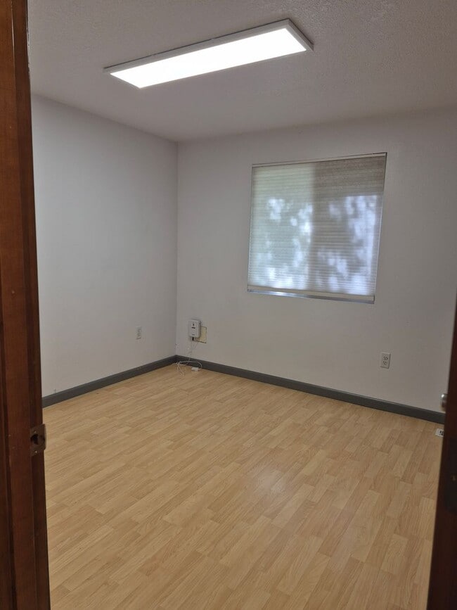 Building Photo - 3 bedroom, 2 bath house in the Brentwood-D...