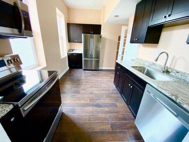 Building Photo - 828 Saratoga St