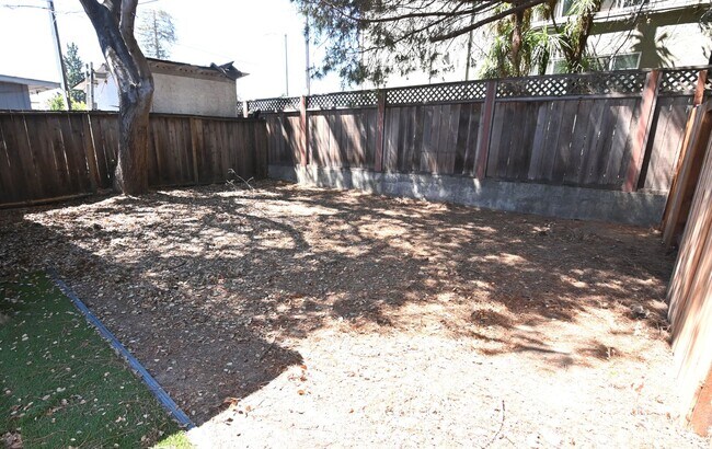 Building Photo - 1295 Flora Ave