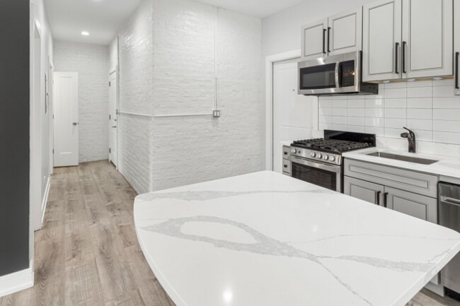 Building Photo - 1059 W Glenlake Ave