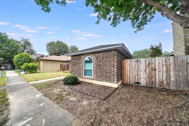 Building Photo - Charming 2-bed, 2-bath home in Universal C...