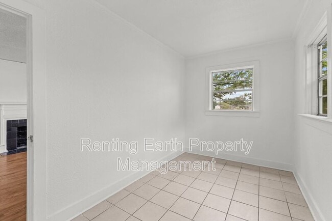 Building Photo - 1001 Valley Rd Pl
