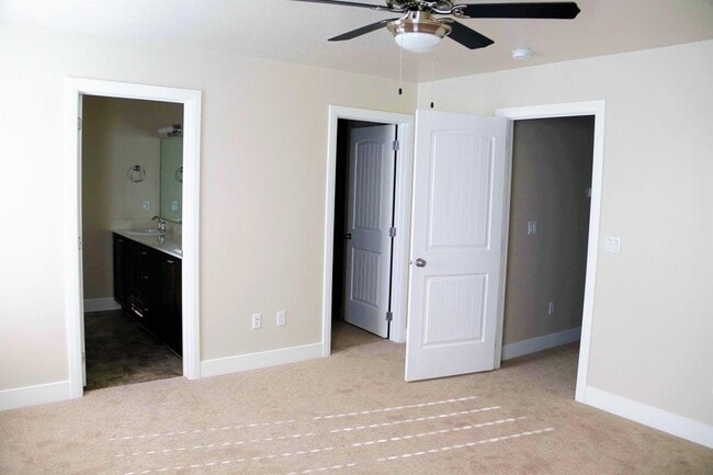 Building Photo - 3 bedroom, 2.5 bathroom Townhome on the No...