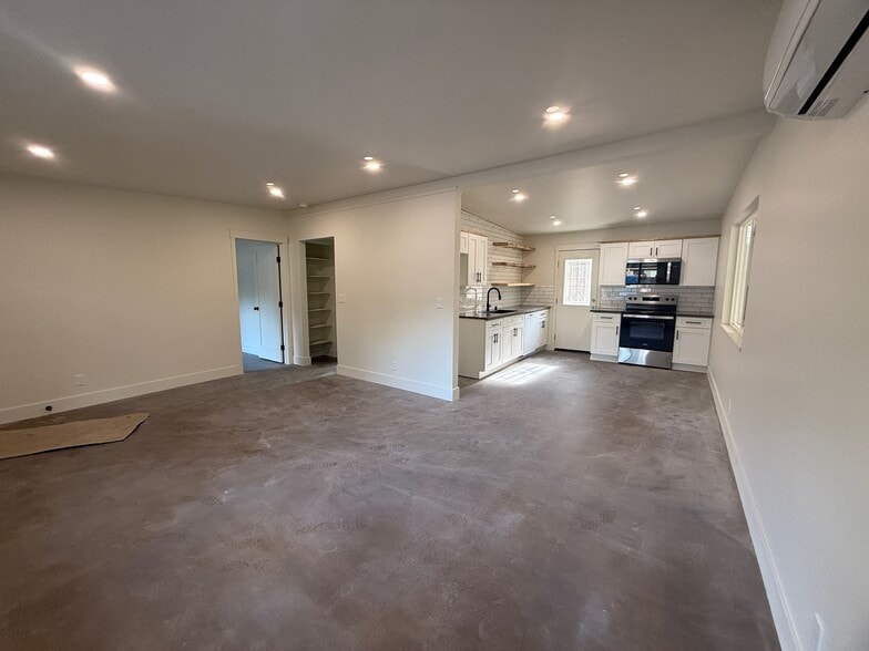 Building Photo - 2829 Manor Dr