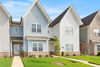 Building Photo - Fully Furnished and Move-In Ready! Flexible Lease Options Available!