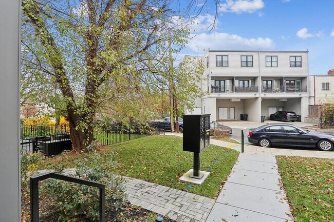 Building Photo - 517 Montana Ave NE