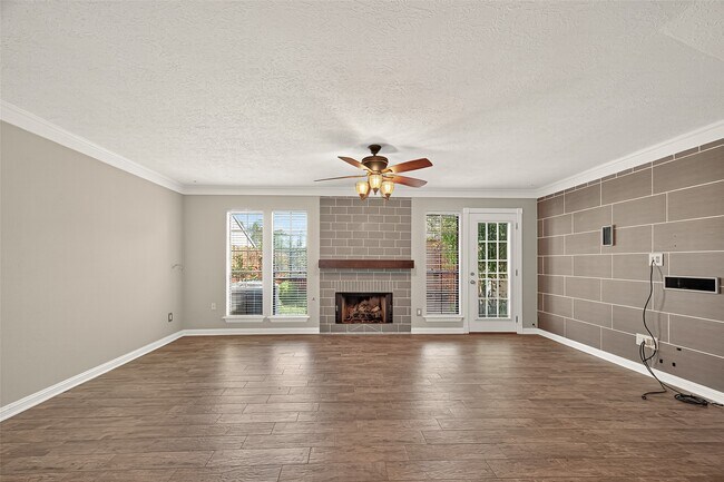 Building Photo - 16826 Holly Trail Dr