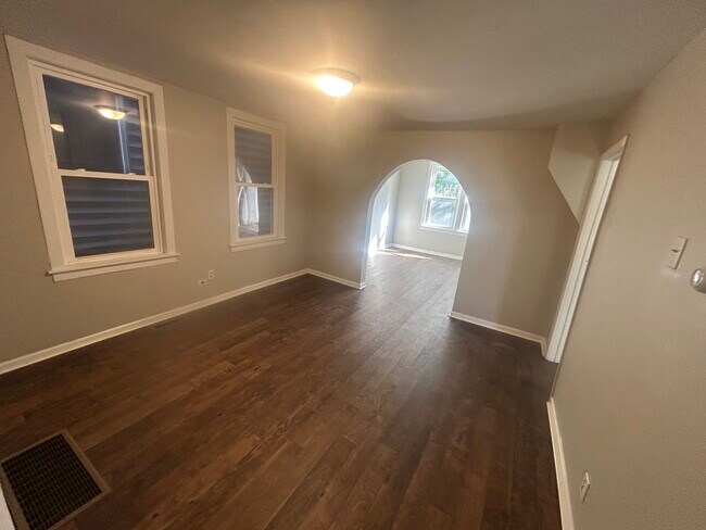 Building Photo - 644 W 49th St