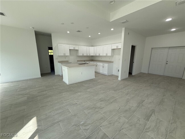 Building Photo - 1014 Lakeside Dr