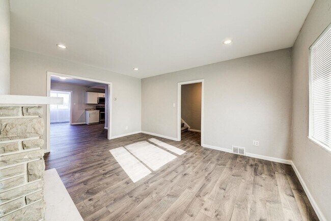 Building Photo - Stunning 3 bedroom home in Brookline available July 1!