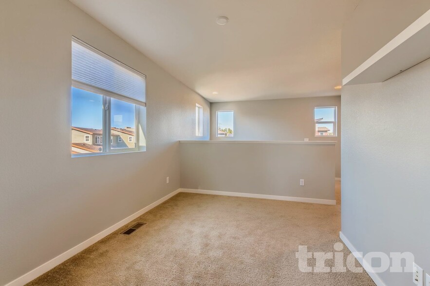 Building Photo - 10239 Southlawn Cir