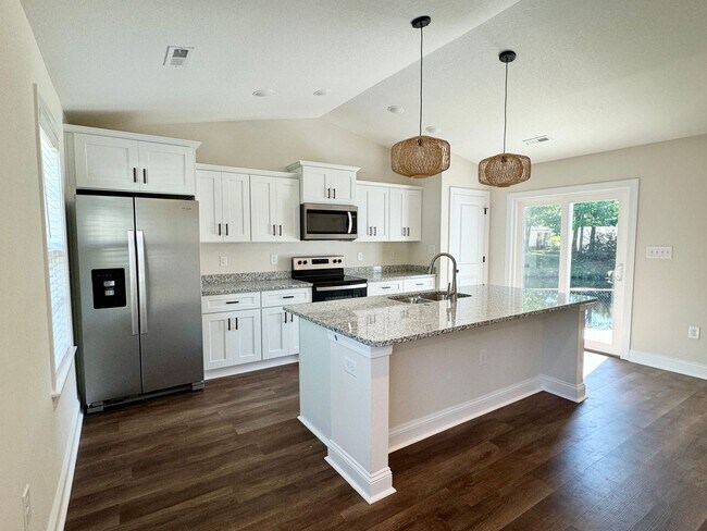 Building Photo - 2014 Phoenix Dr
