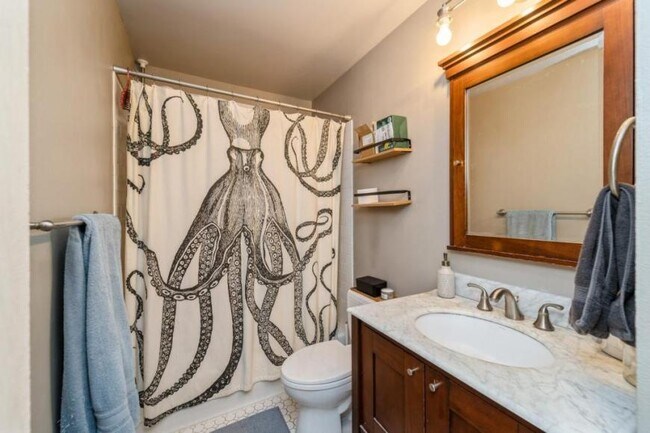 Building Photo - 2 bedroom in Seattle WA 98105