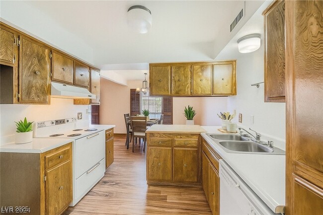 Building Photo - 3045 Pinehurst Dr