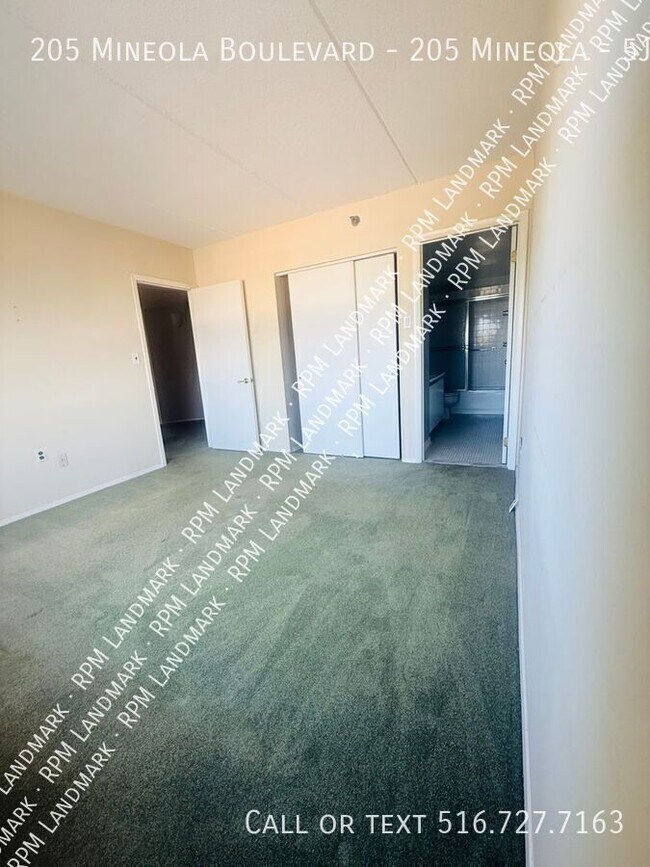 Building Photo - 205 Mineola Blvd