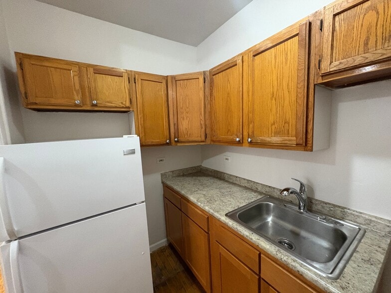 Building Photo - 824 S Austin Blvd