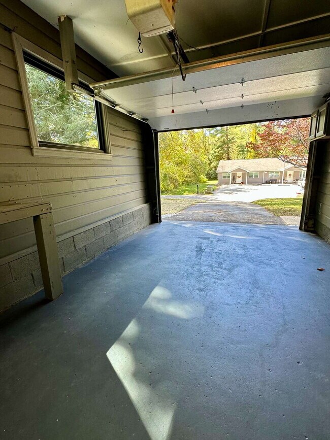 Building Photo - "Charming 2-Bed Gem with Granite Elegance ...