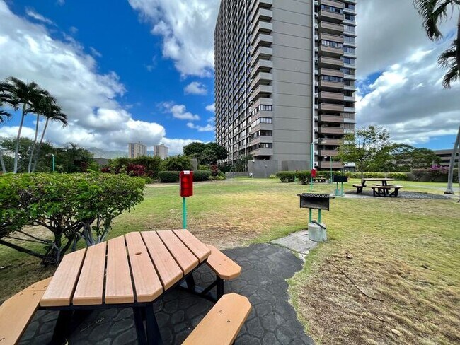 Building Photo - Kukui Plaza: Renovated 1 Bed, 1 Bath Condo...