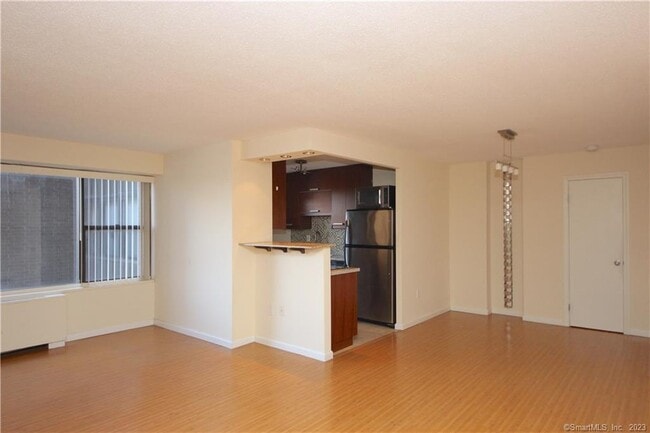 Building Photo - 44 Strawberry Hill Ave