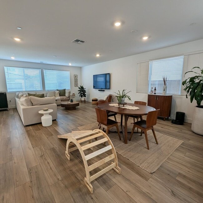 Building Photo - Beautiful and Spacious 4BR 3BA Home in Roseville